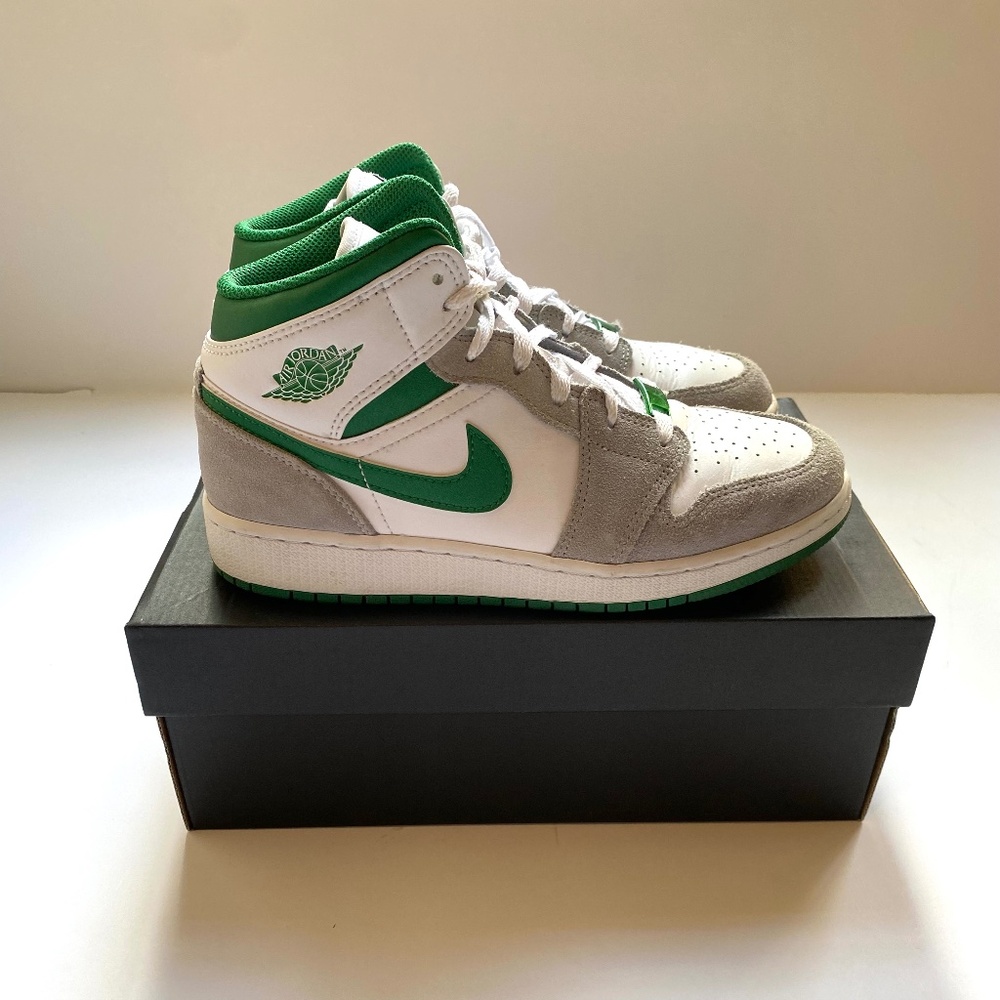 NIKE AIR JORDAN 1 MID SE (GS) SIZE 5.5 WHITE PINE GREEN LT SMOKE GREY